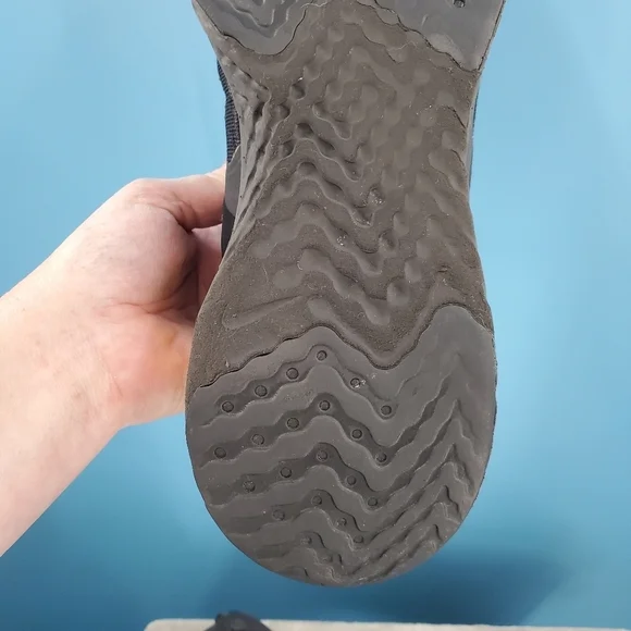 Nike black and gold Odyssey 11 flawed - Picture 7 of 16